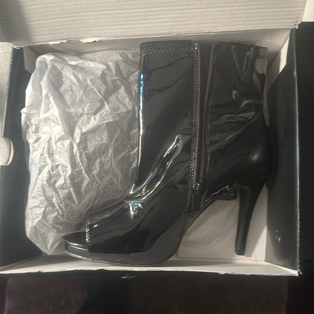 Size 9 4b black patent peep toe heel boots 
Condition 10/10